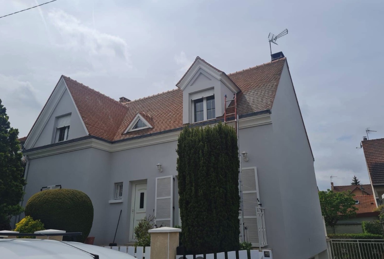 Maison à façade grise rénovée avec toiture en tuiles