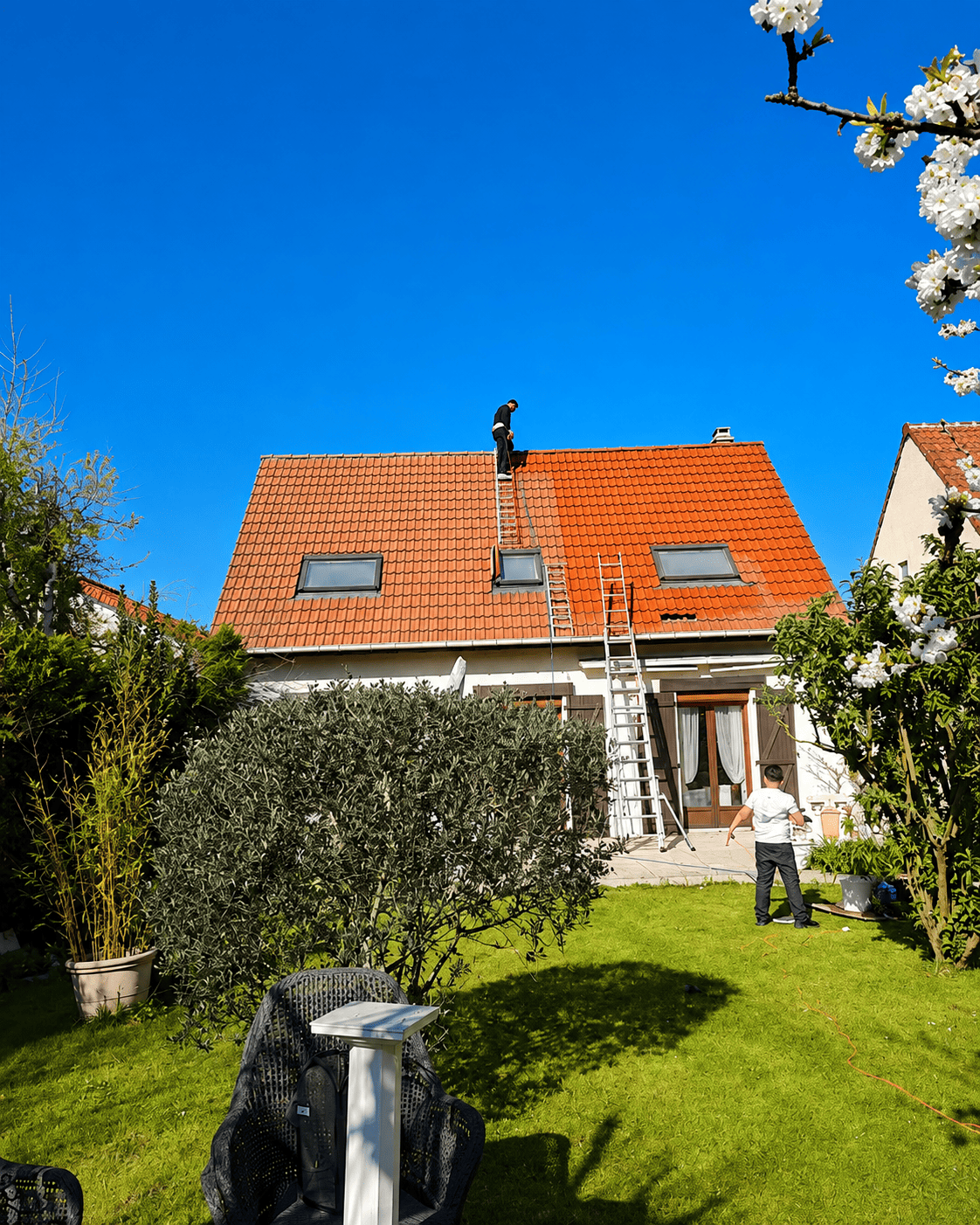 Toiture en cours de rénovation, vue depuis le jardin