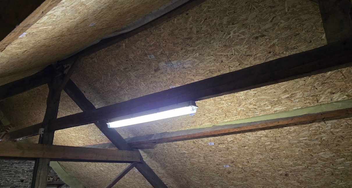Charpente ancienne en bois avec panneaux en sous-face